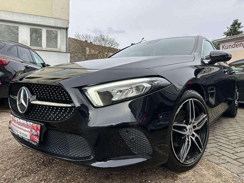 Kosmosschwarz metalliclack Gebraucht 2019 Mercedes A180 AMG Kleinwagen | 17.999 € (Superpreis) - Bild 1/4