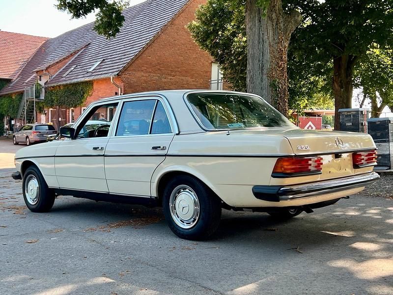 Beige Gebraucht 1979 Mercedes 250 Limousine | 12.900 € - Bild 1/4