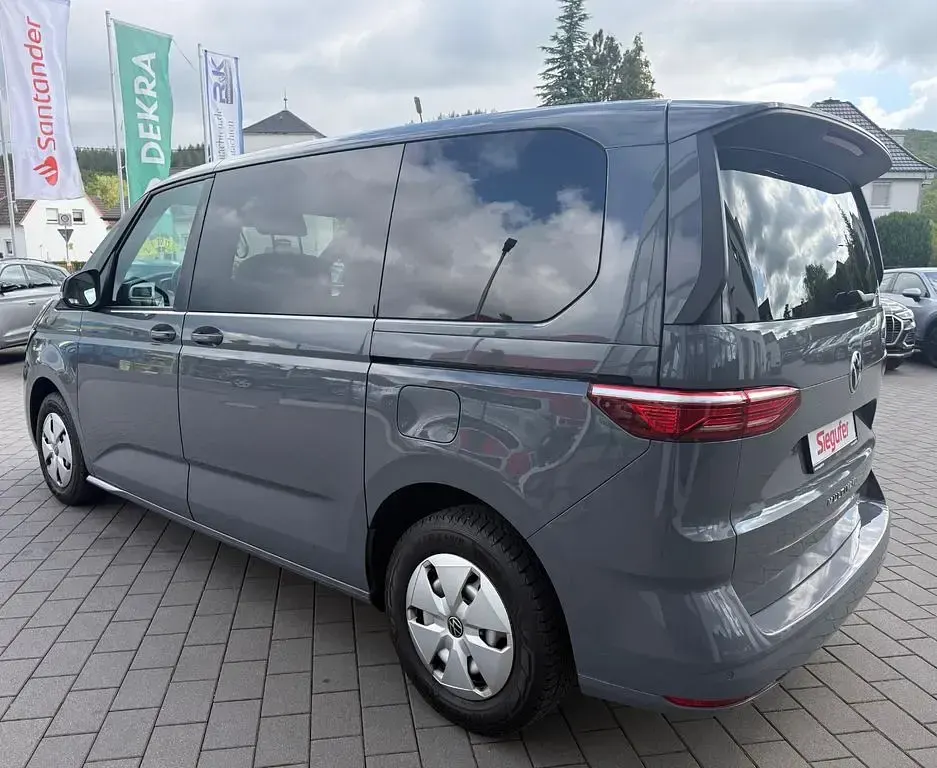 Gebraucht VW Multivan 150 PS (110 kW) 2023 Grau Van / Kleinbus