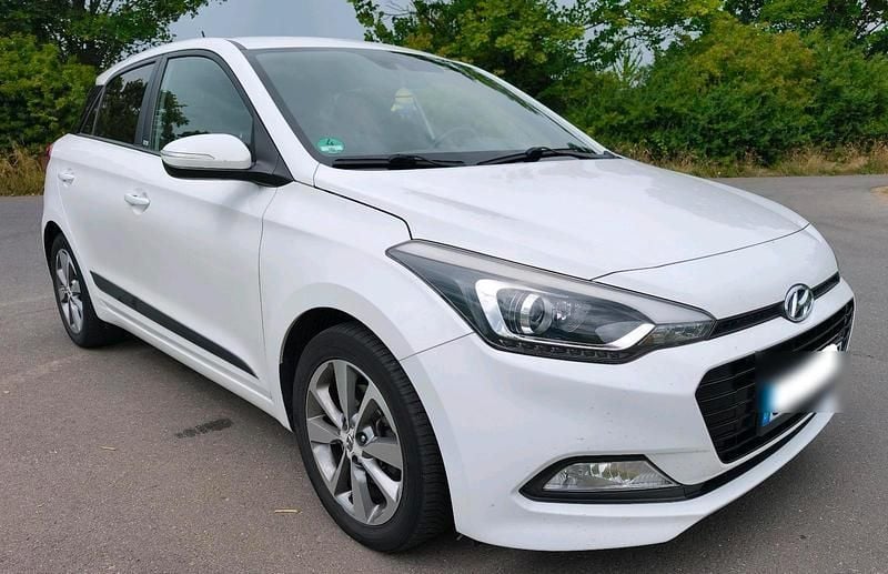 Weiß Gebraucht 2016 Hyundai i20 Passion Kleinwagen | 8.790 € (Fairer Preis) - Bild 1/4