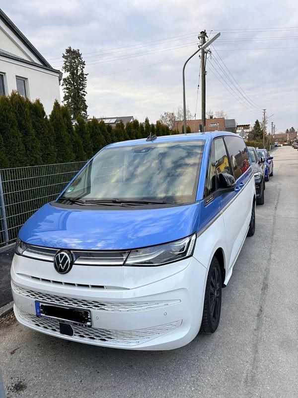 Second-hand VW Multivan 204 CP (150 kW) 2024 Albastru Monovolum