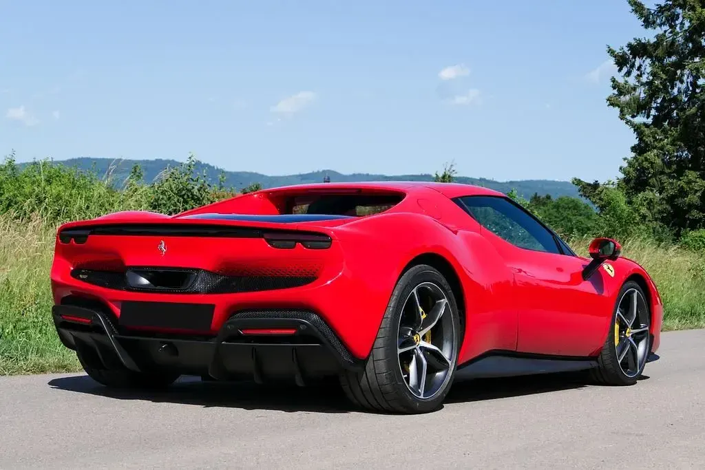 Gebraucht Ferrari 296 829 PS (609 kW) 2023 Rot Coupé