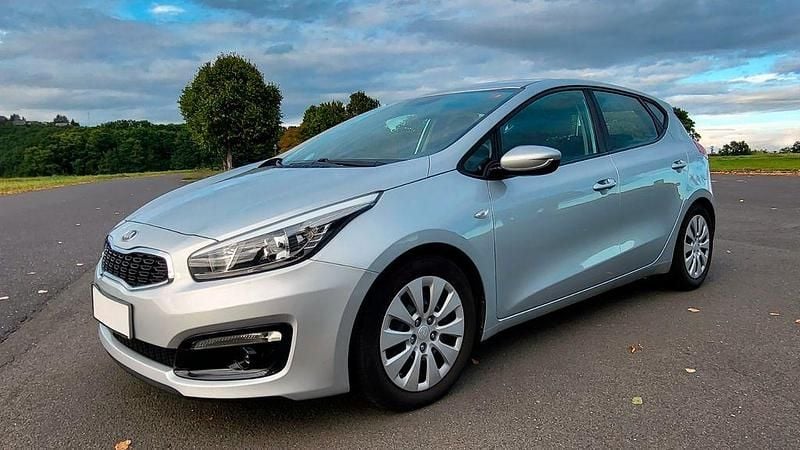 Grau Gebraucht 2017 Kia Ceed GT GT-Line Limousine | 6.500 € (Superpreis) - Bild 1/4