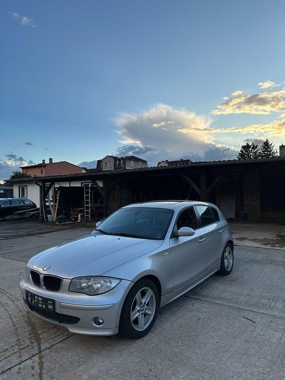 Silber Gebraucht 2005 BMW 118 Kleinwagen | 4.299 € (Fairer Preis) - Bild 1/4