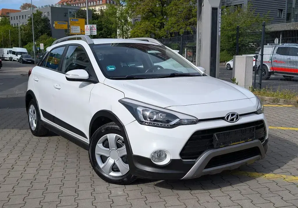 Gebraucht Hyundai i20 Active 120 PS (88 kW) 2016 Weiß Limousine