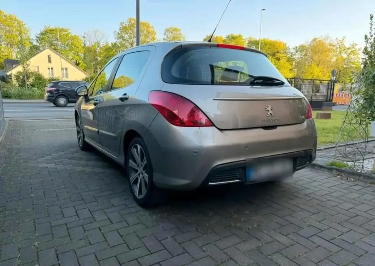 Gebraucht Peugeot 308 Allure 112 PS (82 kW) 2011 Grau Limousine