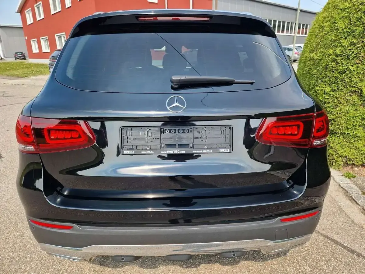 Gebraucht Mercedes GLC220 194 PS (142 kW) 2022 Ung. schwarz  unilack SUV