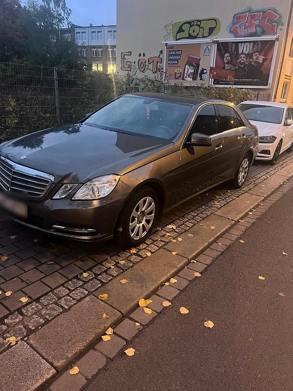 Braun Gebraucht 2012 Mercedes E220 Limousine | 10.800 € (Superpreis) - Bild 1/4