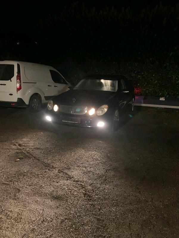 Schwarz Gebraucht 2003 Mercedes E200 Limousine | 3.100 € (Guter Preis) - Bild 1/4