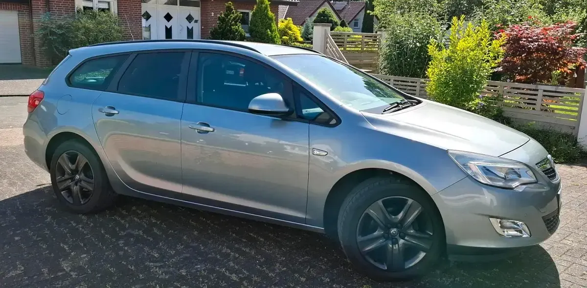 Gebraucht Opel Astra 140 PS (102 kW) 2012 Grau Kombi