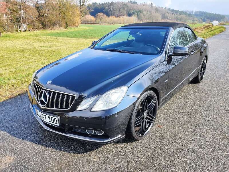 Obsidianschwarz metalliclack Gebraucht 2010 Mercedes E220 Cabrio | 11.900 € (Teuer) - Bild 1/4