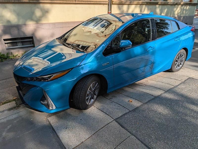 Blau Gebraucht 2018 Toyota Prius Plug-in Hybrid Kleinwagen | 19.500 € - Bild 1/4