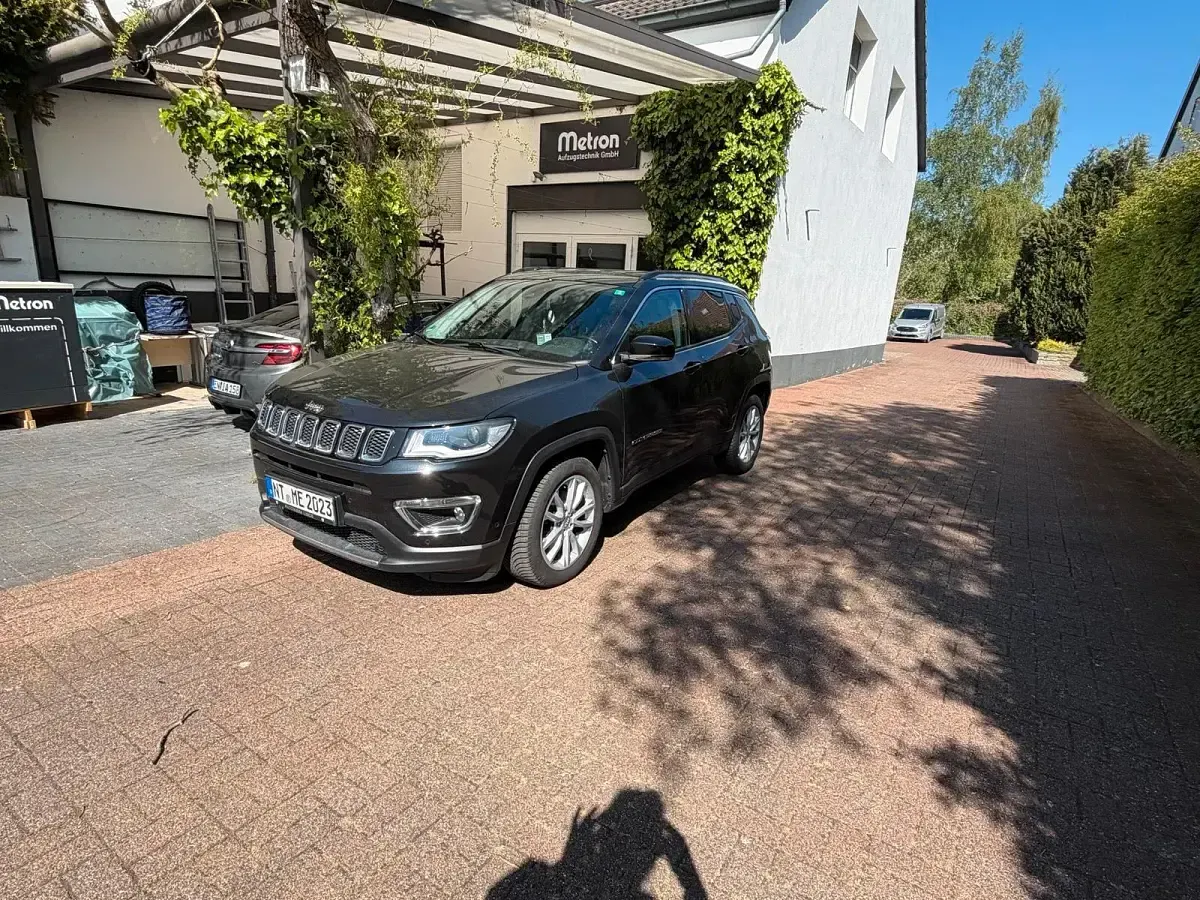 Gebraucht Jeep Compass Limited 150 PS (110 kW) 2021 Schwarz SUV