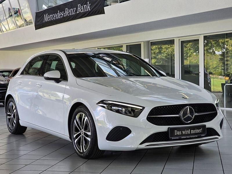 Weiß Gebraucht 2024 Mercedes A180 Progressive Limousine | 29.690 € (Fairer Preis) - Bild 1/4