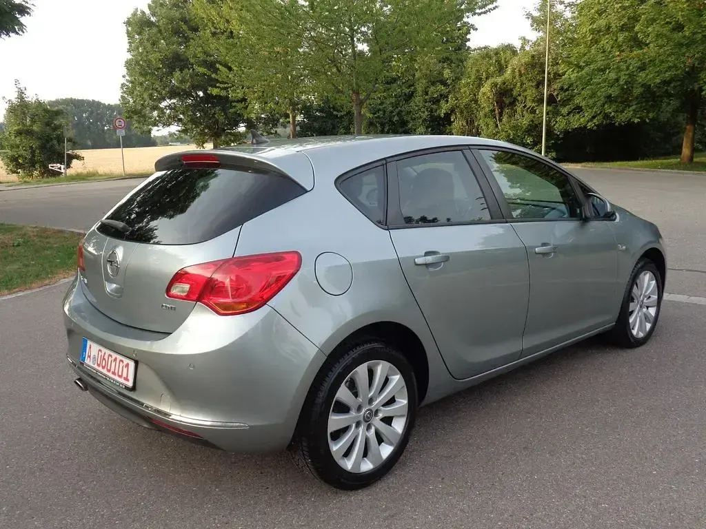 Gebraucht Opel Astra 165 PS (121 kW) 2015 Silber Limousine