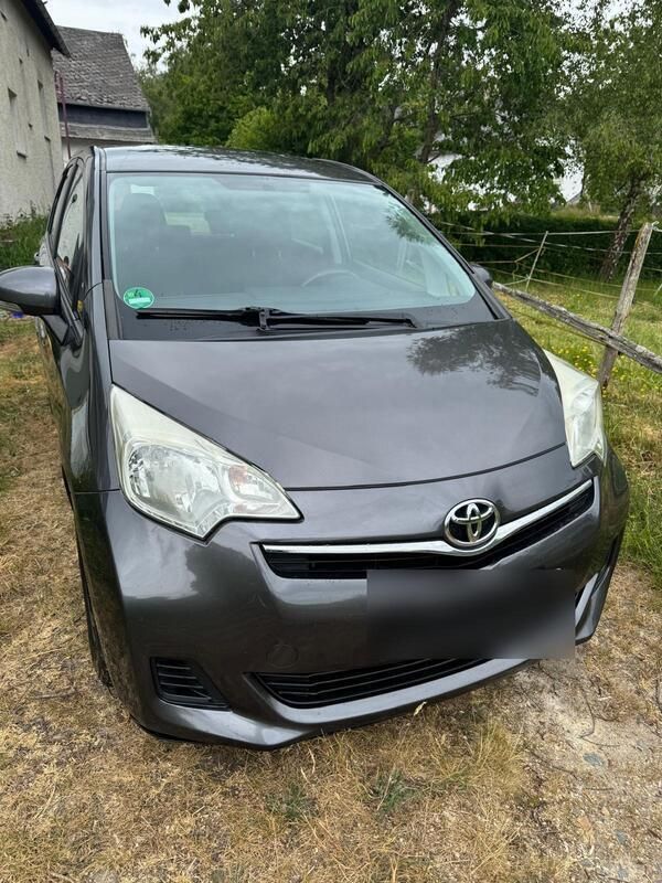 Grau Gebraucht 2012 Toyota Verso-S Van / Kleinbus | 3.499 € (Fairer Preis) - Bild 1/4