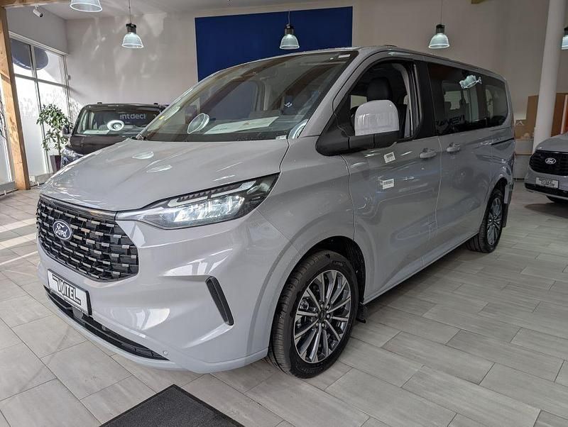 Neu Ford Tourneo Titanium 150 PS (110 kW) 2025 Grau Van / Kleinbus