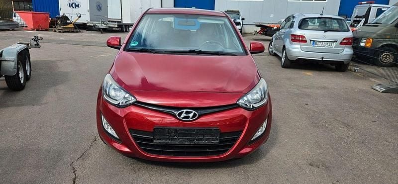 Gebraucht Hyundai i20 Style 101 PS (74 kW) 2013 Rot Kleinwagen