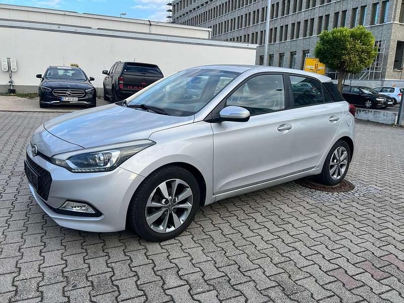 Gebraucht Hyundai i20 Basis 84 PS (61 kW) 2014 Silber Kleinwagen