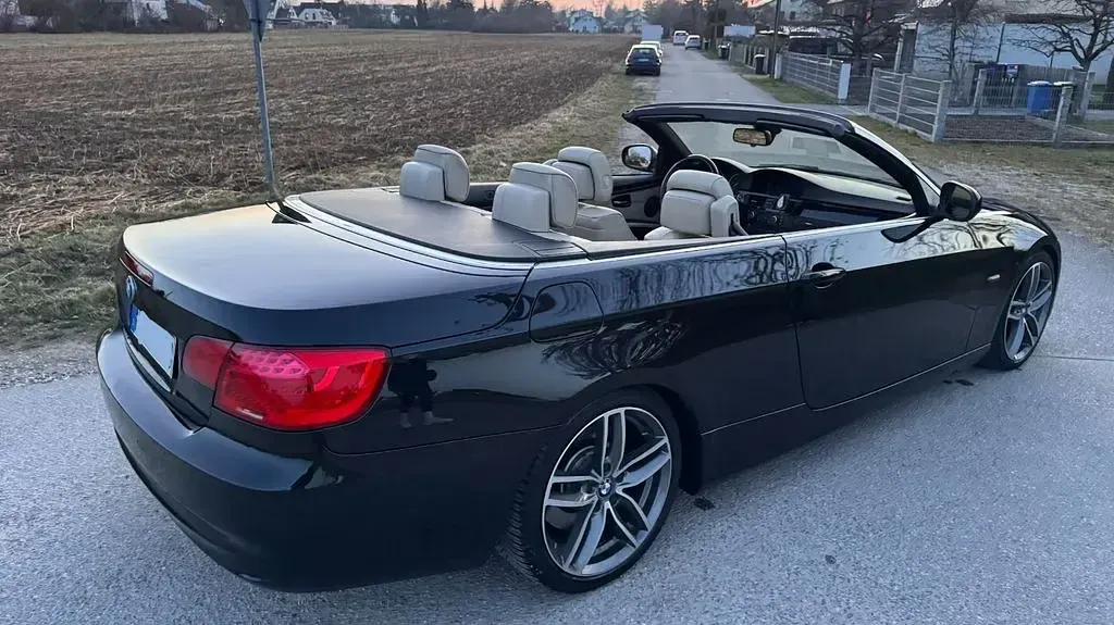 Gebraucht BMW 330 Cabriolet Comfort Edition 245 PS (180 kW) 2011 Schwarz Cabrio