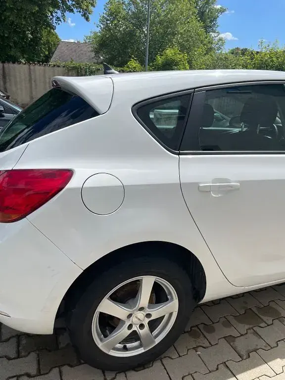 Gebraucht Opel Astra Selection 101 PS (74 kW) 2012 Weiß Limousine