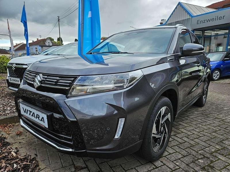 Titan dark graymet Neu 2025 Suzuki Vitara Comfort+ SUV | 29.950 € (Fairer Preis) - Bild 1/4