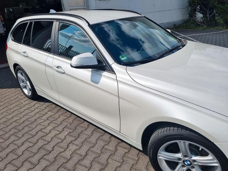Weiß Gebraucht 2016 BMW 320 Advantage Kombi | 11.700 € (Guter Preis) - Bild 1/4