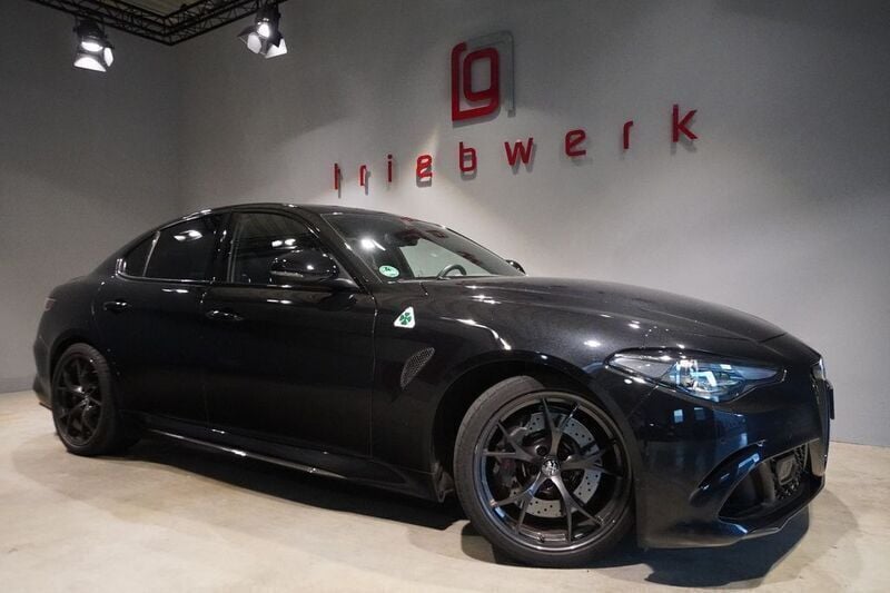 Schwarz Gebraucht 2023 Alfa Romeo Giulia Quadrifoglio Limousine | 68.741 € (Fairer Preis) - Bild 1/2