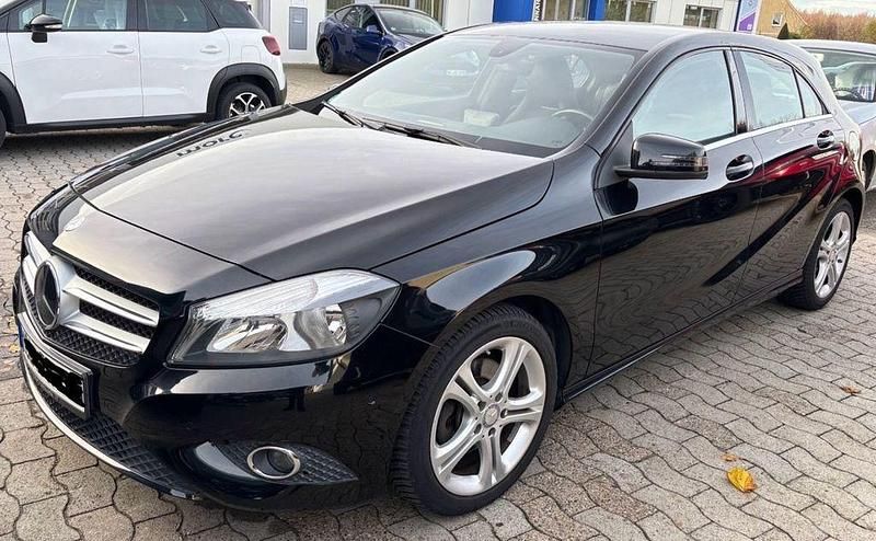 Schwarz Gebraucht 2015 Mercedes A180 Urban Limousine | 10.900 € (Superpreis) - Bild 1/4