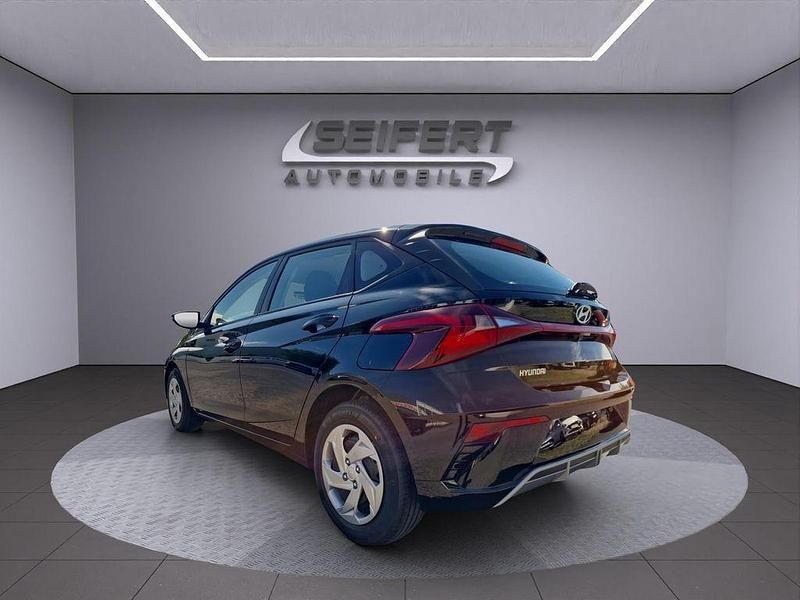 Neu Hyundai i20 Select 101 PS (74 kW) 2025 Aurora grey Limousine