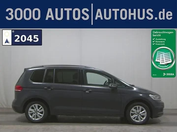 Grau Gebraucht 2022 VW Touran Comfortline Van / Kleinbus | 17.480 € (Superpreis) - Bild 1/4