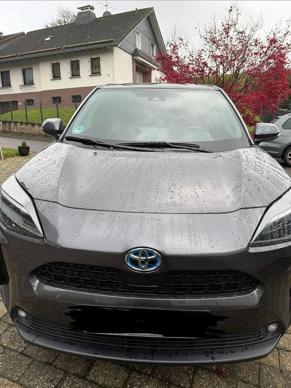 Grau Gebraucht 2024 Toyota Yaris Cross Comfort SUV | 25.499 € (Superpreis) - Bild 1/4