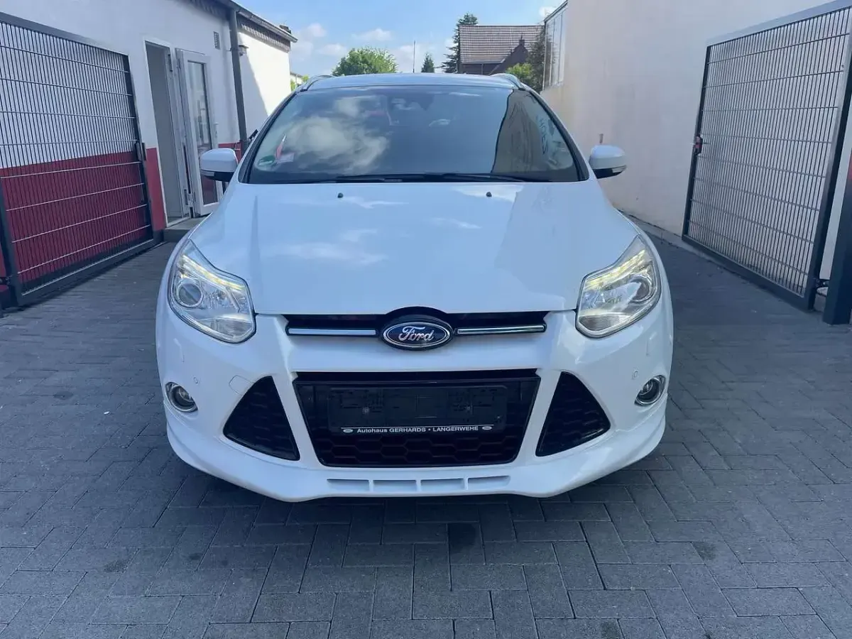 Gebraucht Ford Focus Titanium 140 PS (102 kW) 2013 Frostweiß Kombi
