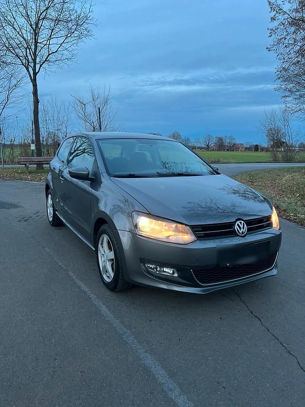 Grau Gebraucht 2010 VW Polo Kleinwagen | 3.999 € (Fairer Preis) - Bild 1/4