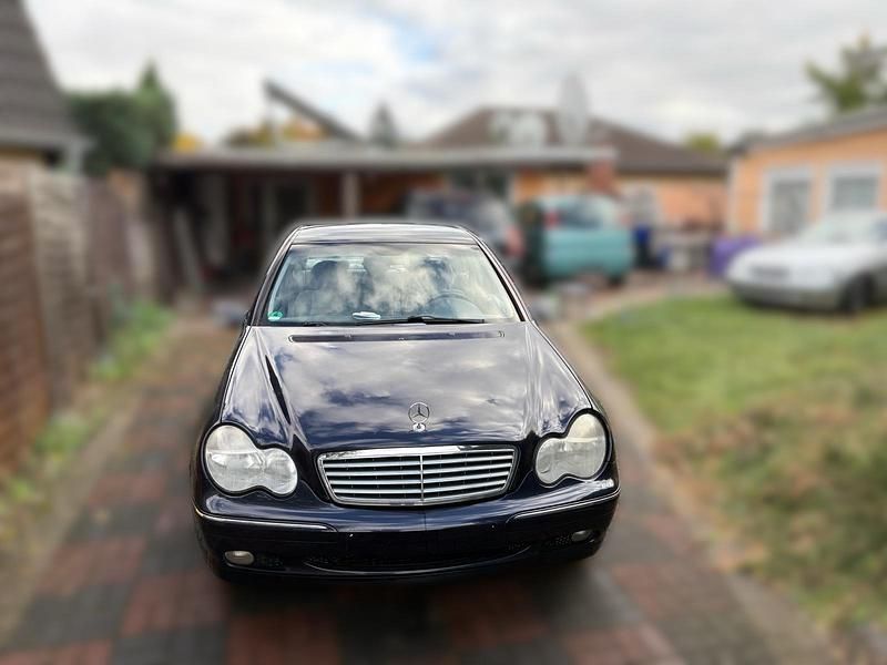 Blau Gebraucht 2002 Mercedes C200 Elegance Limousine | 2.950 € - Bild 1/4