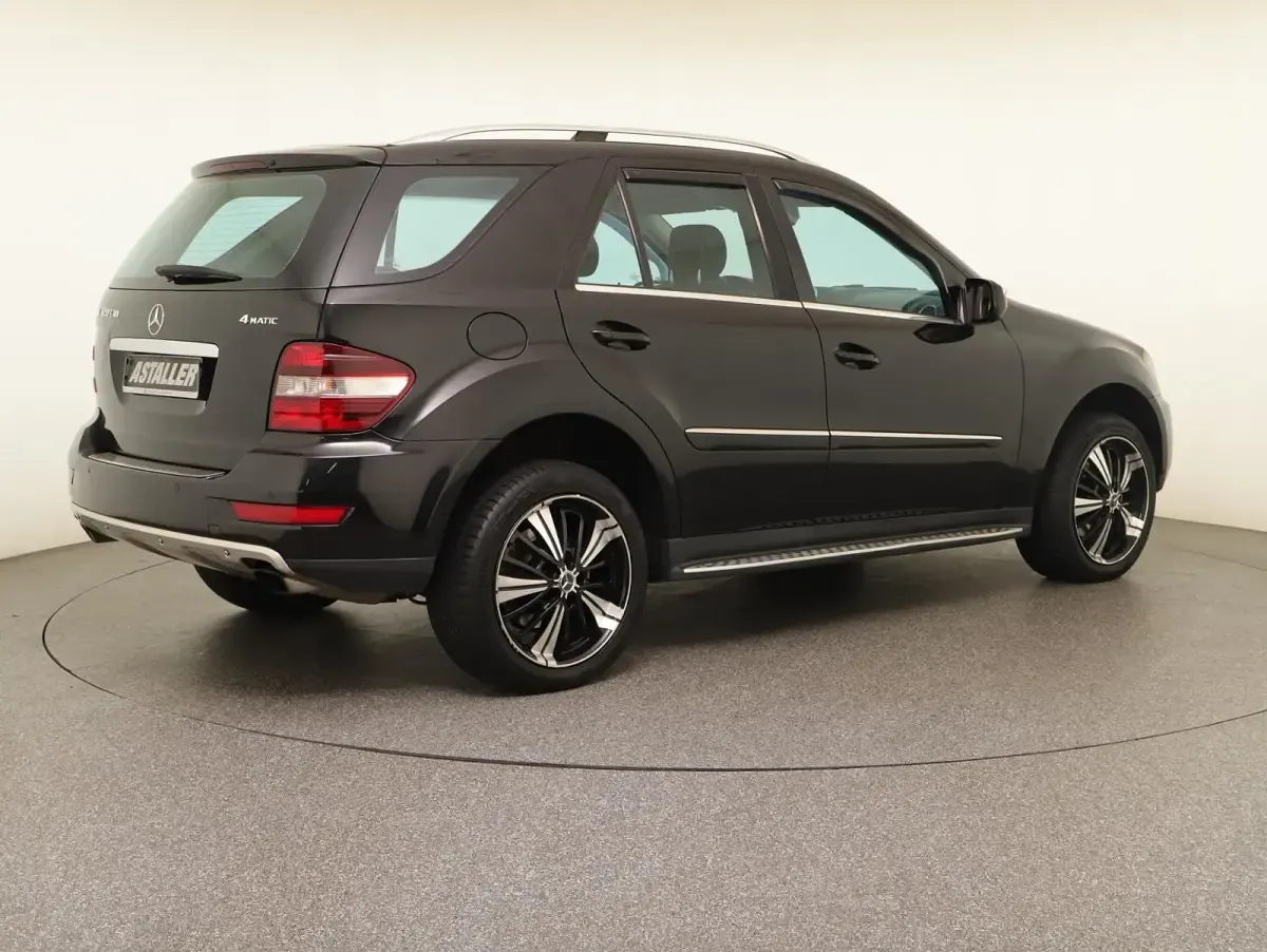 Gebraucht Mercedes ML320 Sport 223 PS (164 kW) 2009 Metalliclack obsidianschwarz SUV