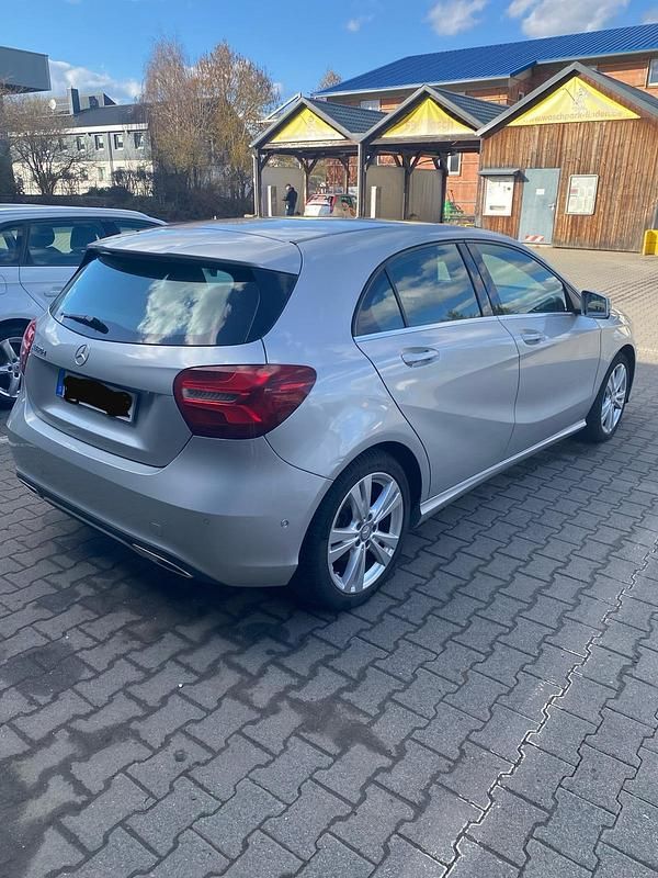 Gebraucht Mercedes A180 116 PS (85 kW) 2016 Silber Kleinwagen