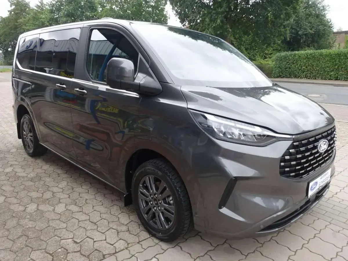 Gebraucht Ford Tourneo Custom Titanium 170 PS (125 kW) 2025 Magneticgrau (metallic) Van