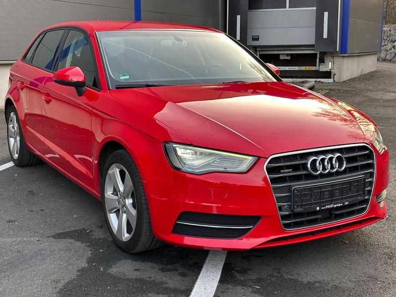 Gebraucht Audi A3 Ambiente 150 PS (110 kW) 2014 Rot Limousine