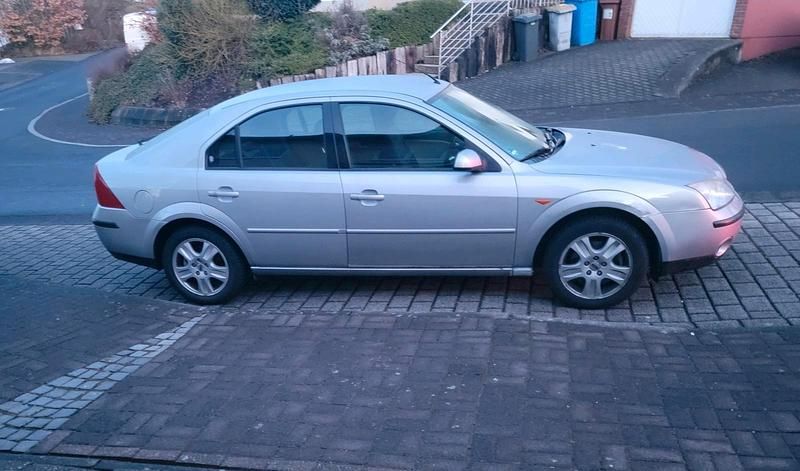 Grau Gebraucht 2001 Ford Mondeo Limousine | 2.000 € (Fairer Preis) - Bild 1/4