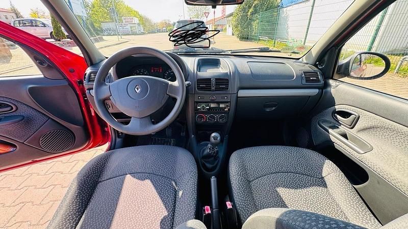 Rot Gebraucht 2011 Renault Clio II Kleinwagen | 2.000 € - Bild 1/4