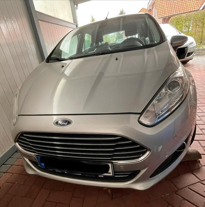 Gebraucht Ford Fiesta Titanium 101 PS (74 kW) 2015 Silber Limousine