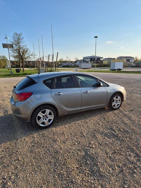 Usata Opel Astra 140 CV (102 kW) 2011 Grigio Berlina