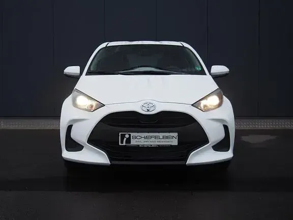 Gebraucht Toyota Yaris Basis 72 PS (52 kW) 2023 Schneeweiß Kleinwagen