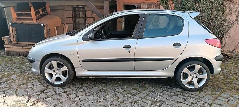 Gebraucht Peugeot 206 75 PS (55 kW) 2001 Silber Kleinwagen