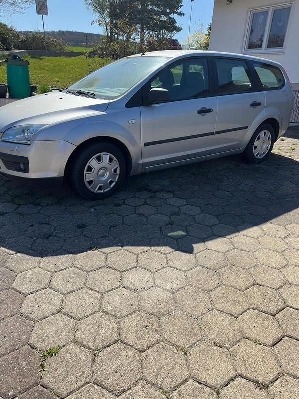 Silber Gebraucht 2005 Ford Focus Kombi | 1.300 € - Bild 1/4