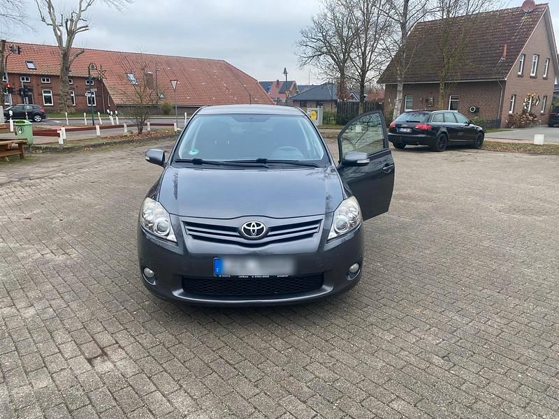 Grau Gebraucht 2012 Toyota Auris Club Limousine | 2.000 € (Guter Preis) - Bild 1/4