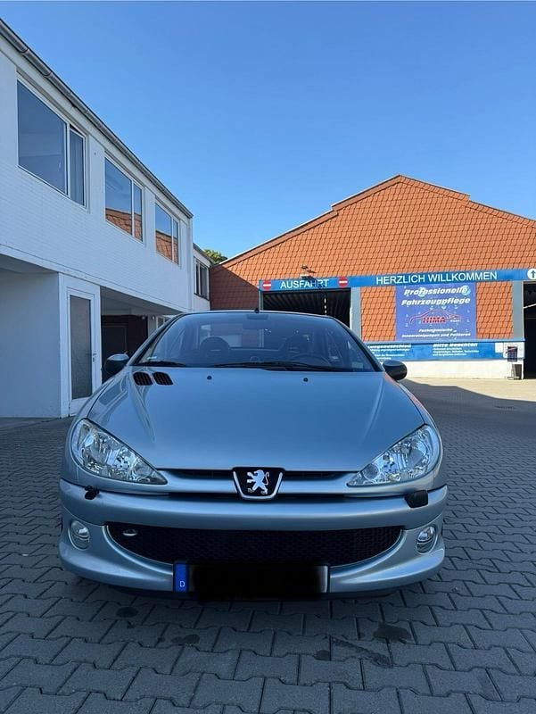 Silber Gebraucht 2006 Peugeot 206 CC Platinum Cabrio | 1.550 € (Guter Preis) - Bild 1/4