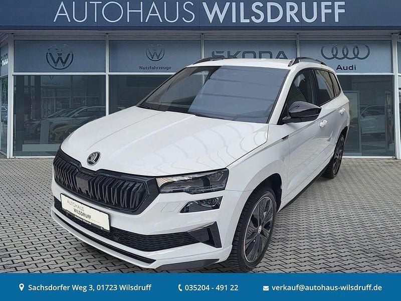 Weiß Neu 2025 Skoda Karoq SportLine SUV | 35.680 € (Fairer Preis) - Bild 1/4