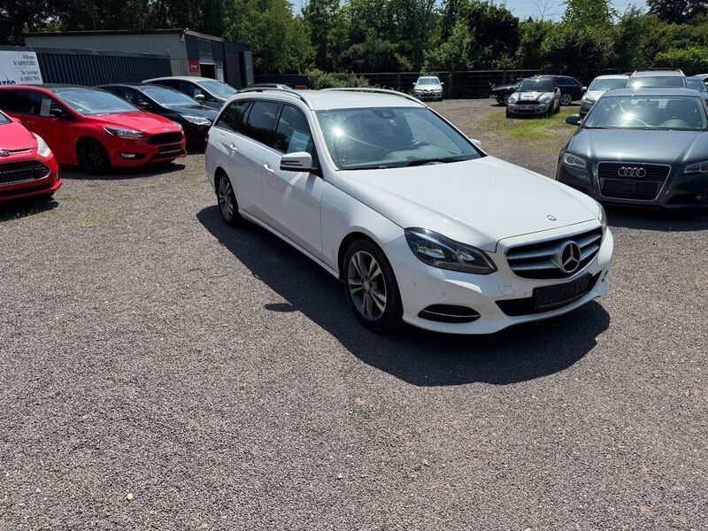 Weiß Gebraucht 2016 Mercedes E220 Limousine | 10.750 € (Fairer Preis) - Bild 1/4